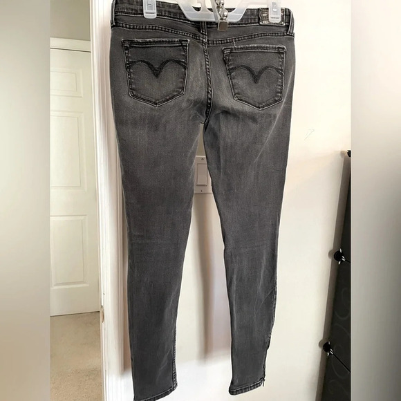 Levi’s Demi curve straight leg Jean. 29 Charcoal 99% cotton, zip @ ankle. Accent - Picture 4 of 8